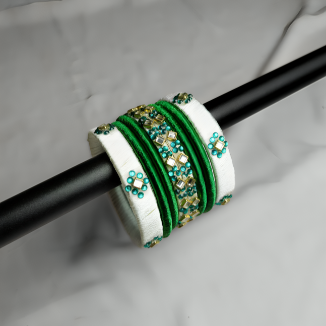 উৎসবের মুহূর্তে রঙিন চুড়ির হাসি